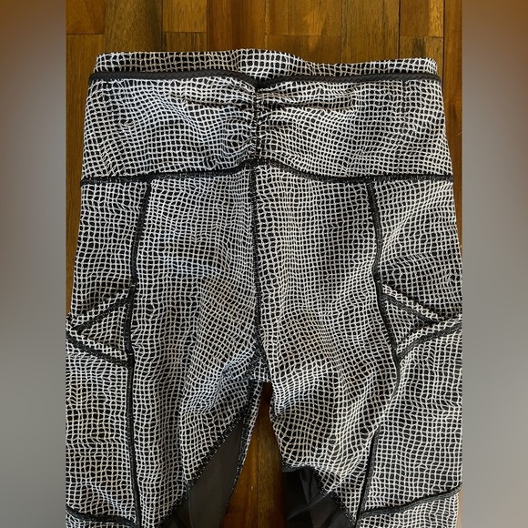 Lululemon black and white ruched back leggings size 6 - Picture 4 of 11